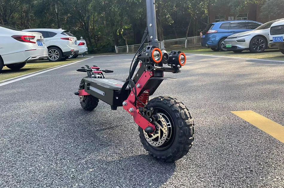 Un vélo électrique inxing scooter