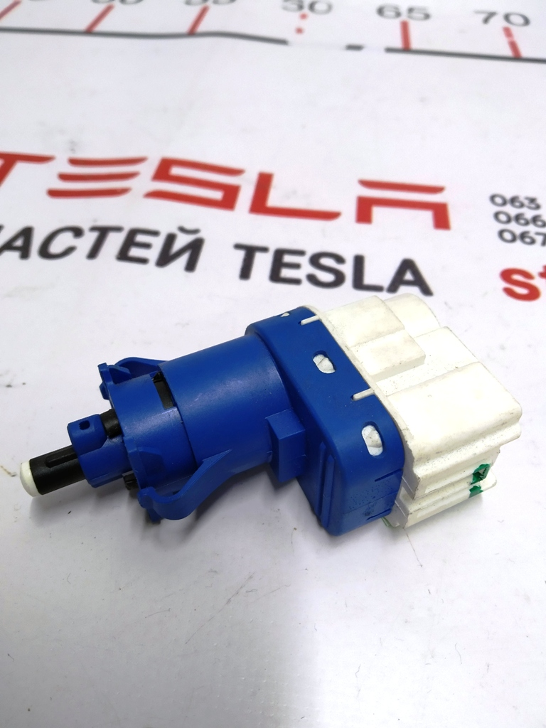 Interrupteur de feu stop (grenouille) Tesla  1005124-00-A
