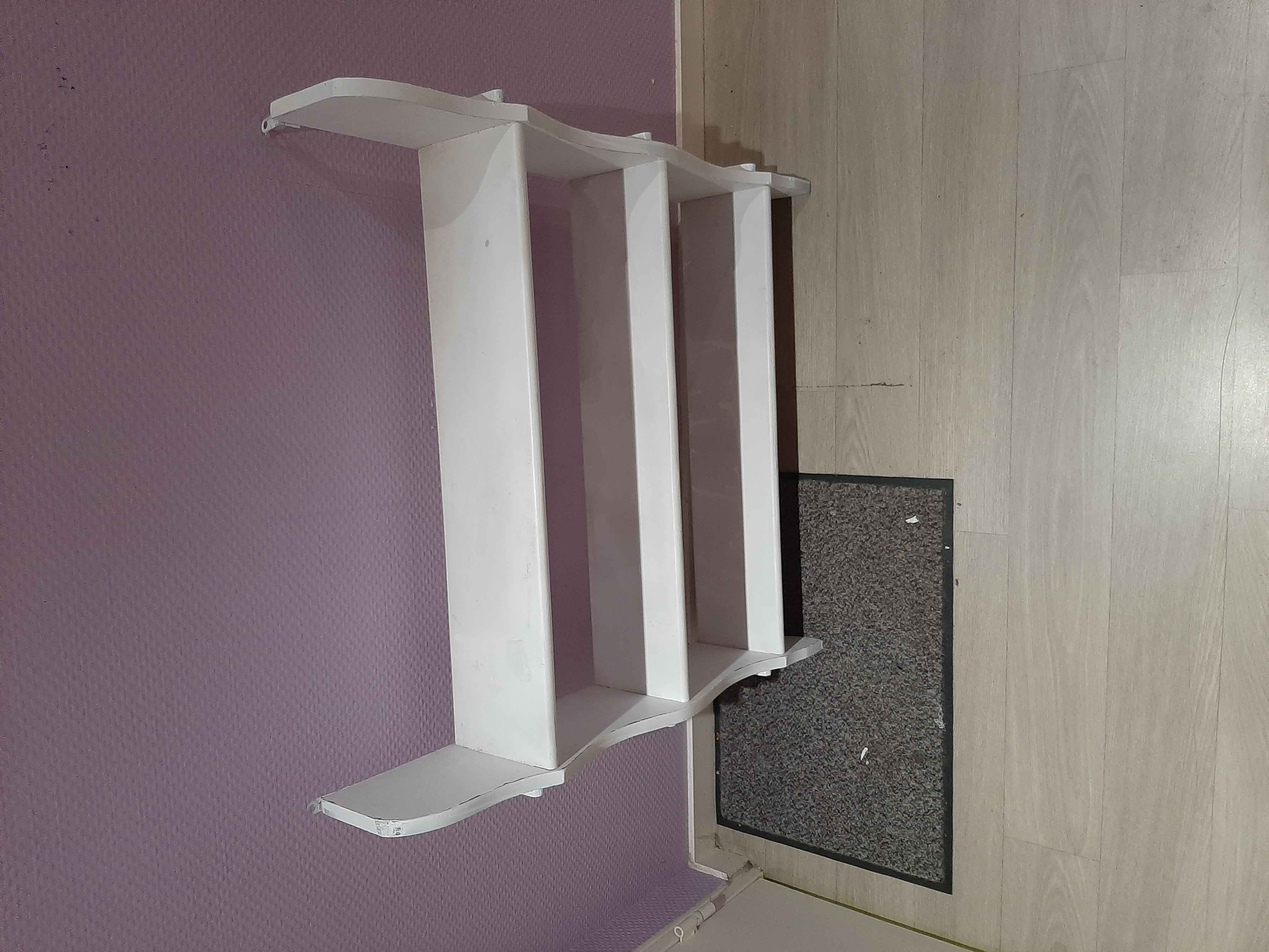 je vends étagére en bois comme neuf jamais servi je répare de
peinture