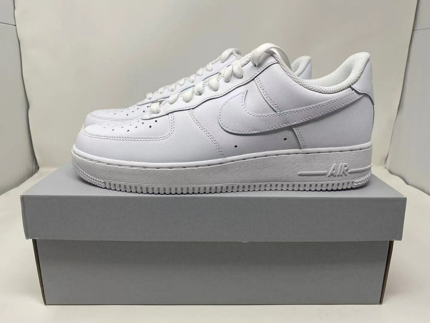 Nike Air Force 1'07 low  Homme Tripple white NEW.!