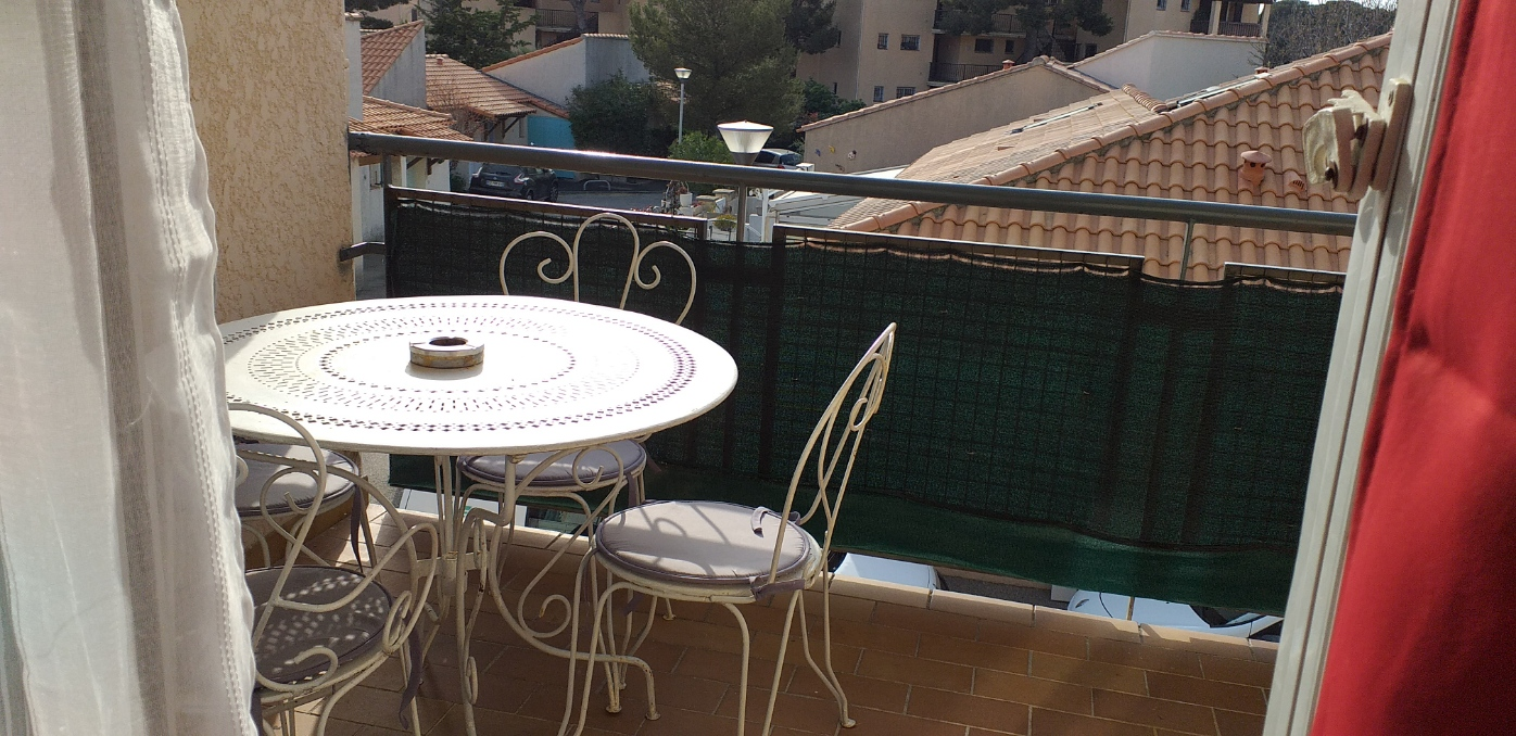 BEAU T2 REFAIT A NEUF FACE AUX PLAGES