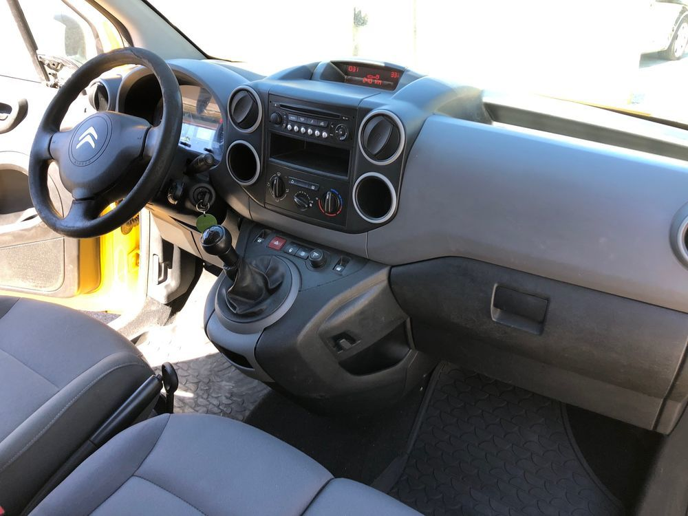 une très belle voiture citroene berlingo