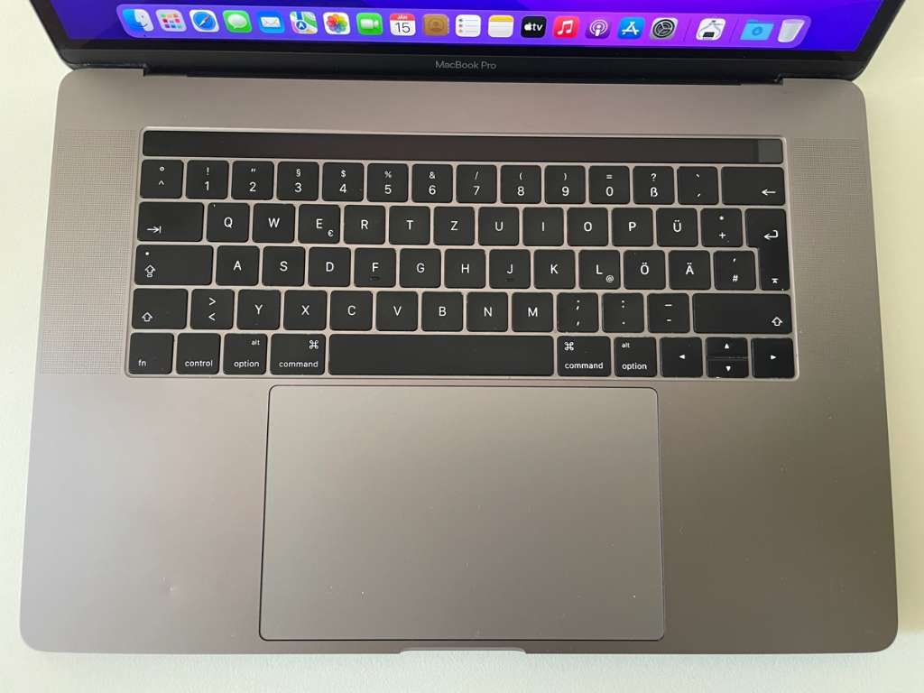 Apple MacBook Pro 15, barre tactile, SSD 1 To, i7 quadricœur 2,9 GHz - Miniature 3