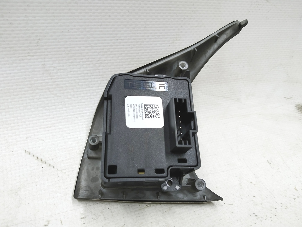 Bouton interrupteur (sur le volant) plaquette droite Carbone
1094965-00-F cb