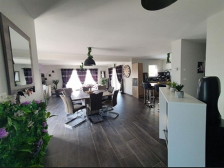 En exclusivité, Proches de toutes les commodités , Découvrez cette maison de 2014, édifiée sur une p