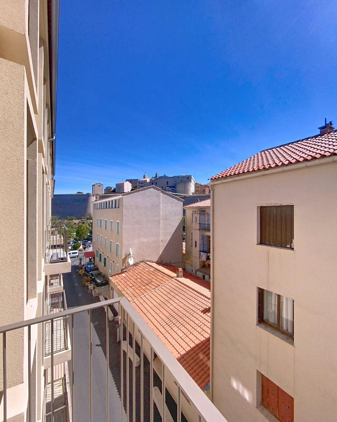 Superbe T3 situé au coeur du centre-ville de Calvi L03 - Miniature 4