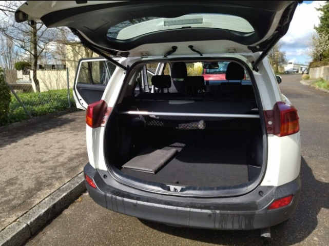Une voiture (carrosserie)de marque Toyota RAV4 à laisser ! - Miniature 2
