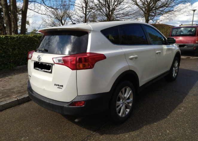Une voiture (carrosserie)de marque Toyota RAV4 à laisser !