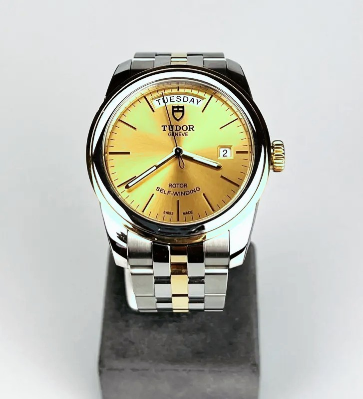 Montre TUDOR en argent tout neuf avec les accessoires