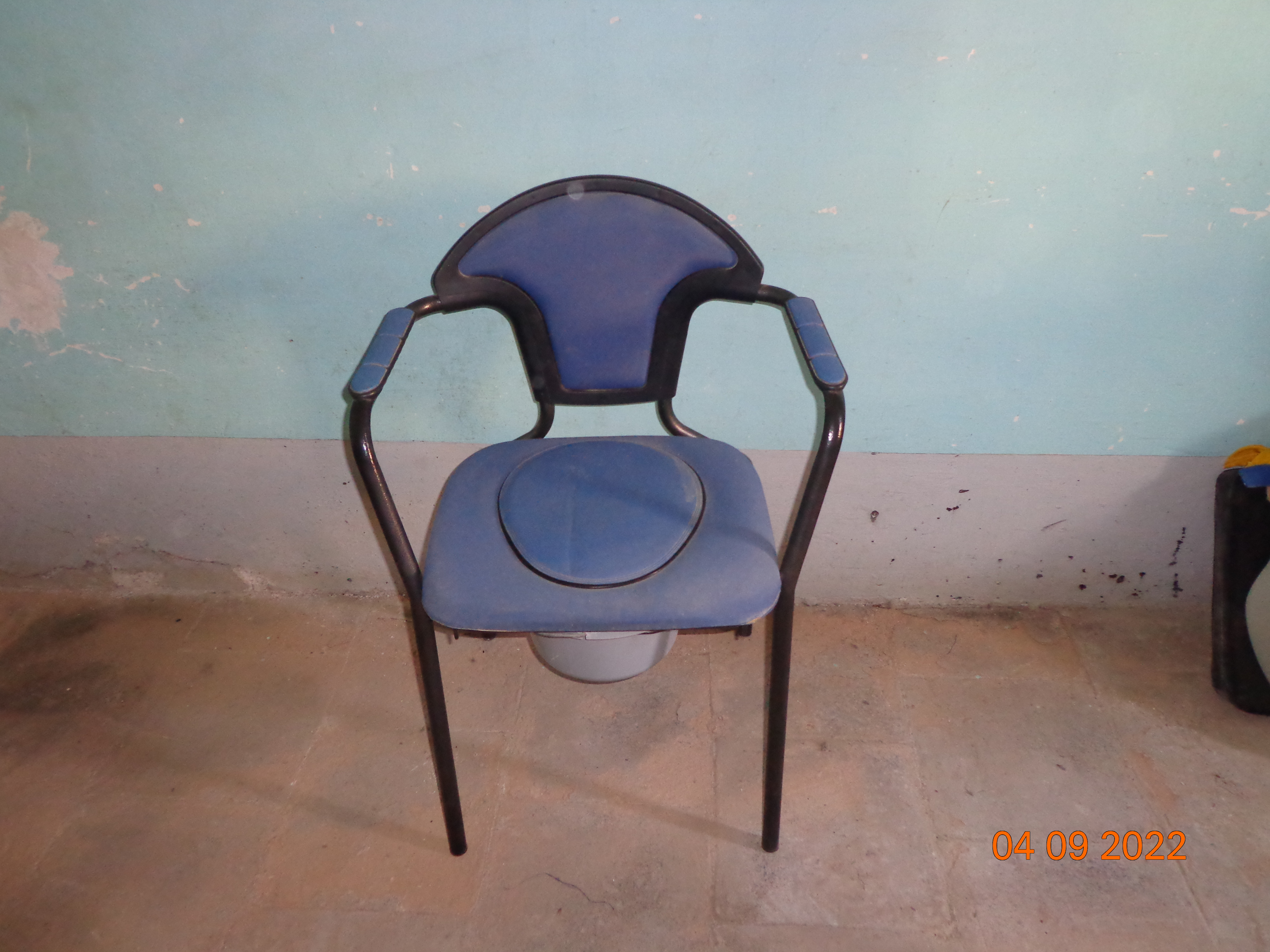 Chaise percée urinal en bois massif