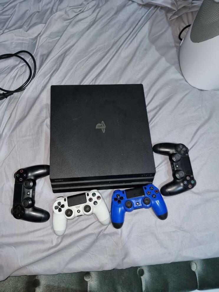 Ps4 pro en bon état 2 manettes sans fils Réf. A2348050