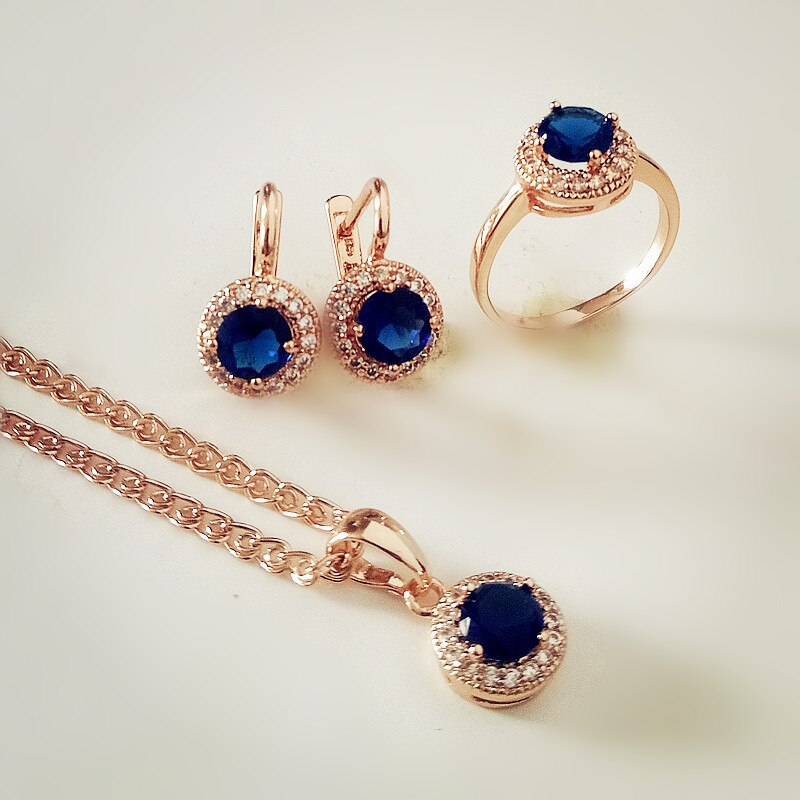 Collier et chêne en or