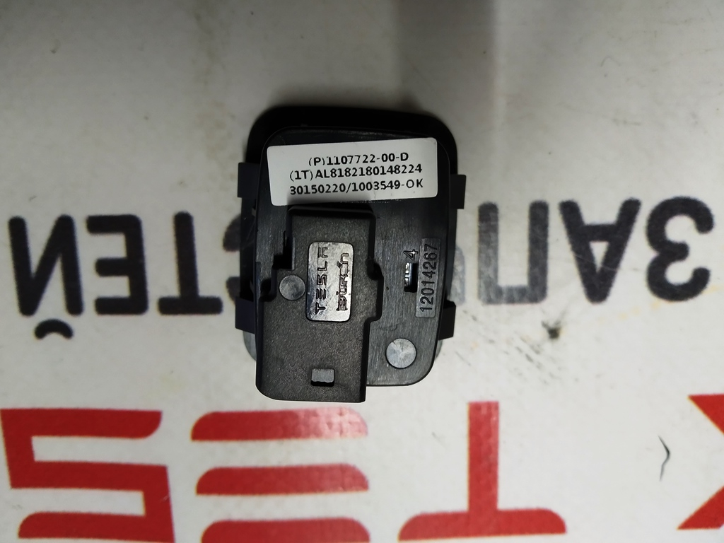 Bouton de déverrouillage d'urgence du capot Tesla Model 3
1107722-00-D-Uc