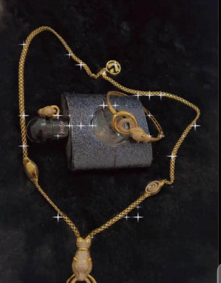 Parure or 21 carat