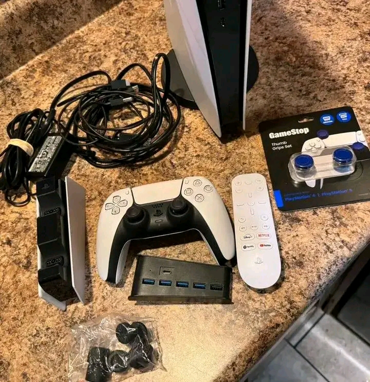 J'ai une ps5 neuf avec tout ses accessoires - Miniature 3