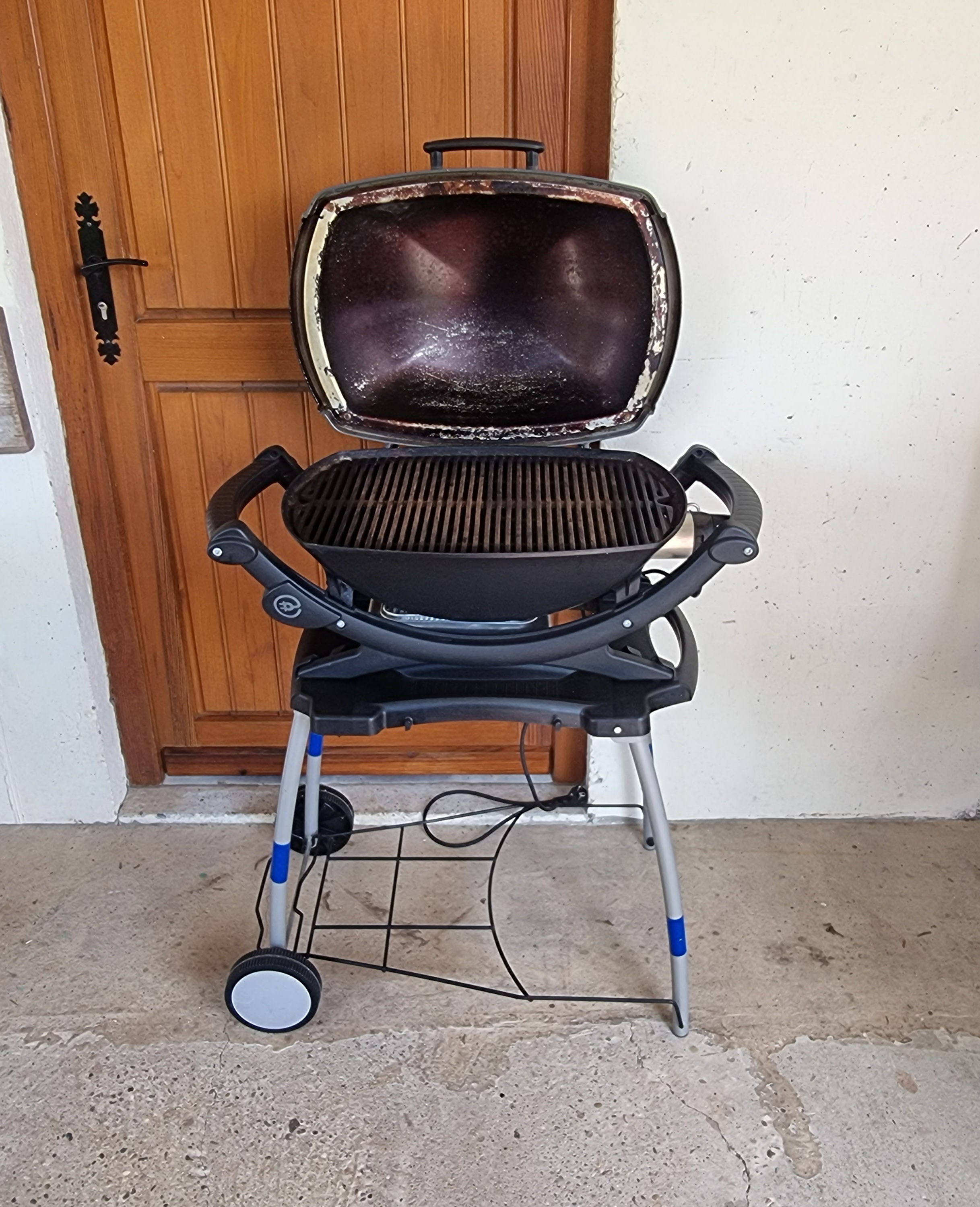 Barbecue WEBER Q240 sur chariot avec pierre à pizza et plancha céramique