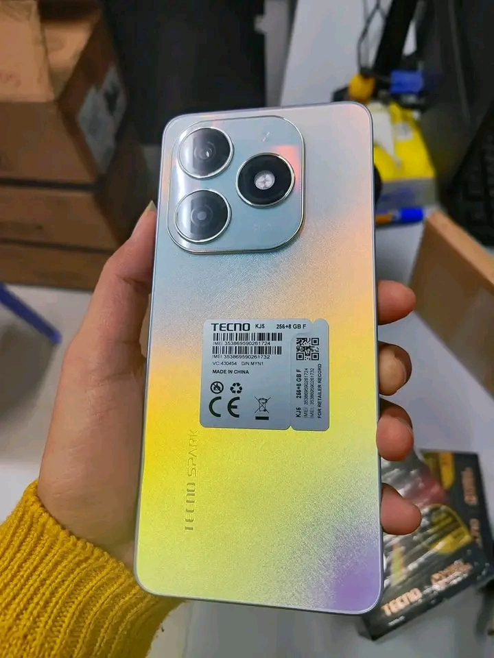 Techno SPARK 20 disponible