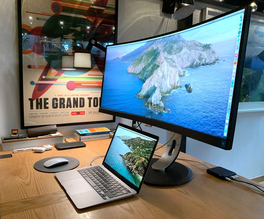 Ordinateur de bureau Apple et PC complet avec accessoires.