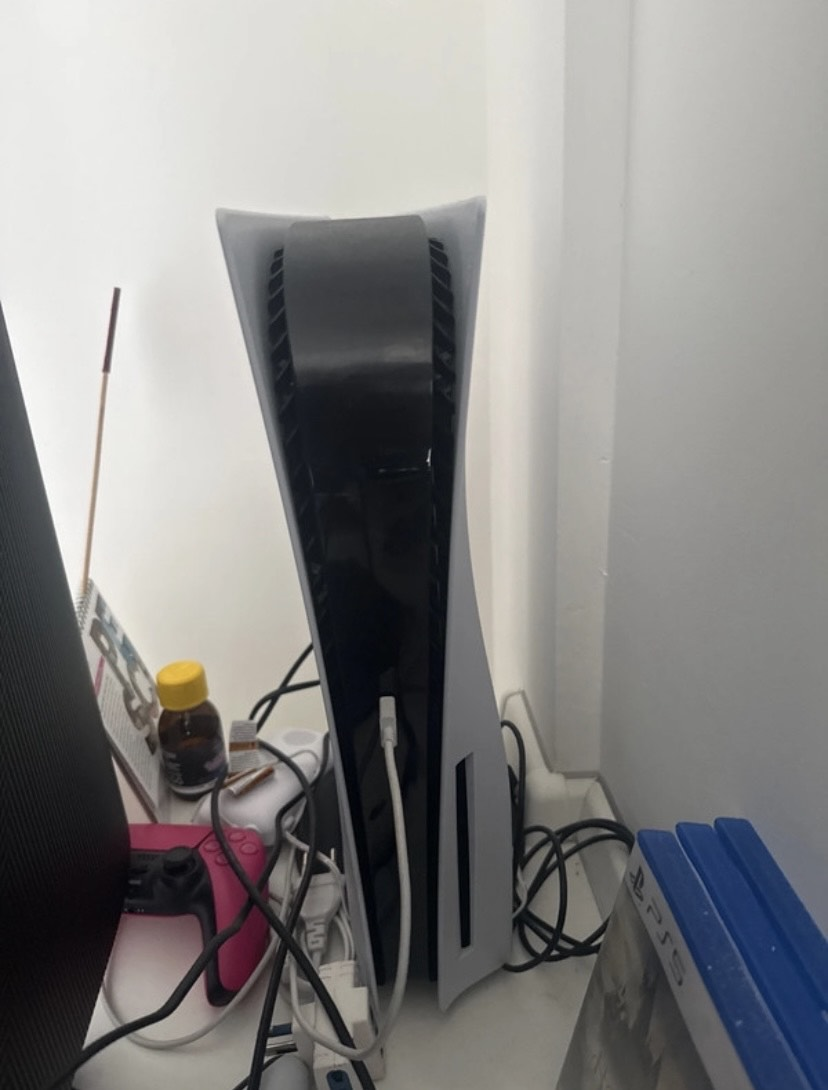PS5 avec 2 manettes et 3 jeux à vendre