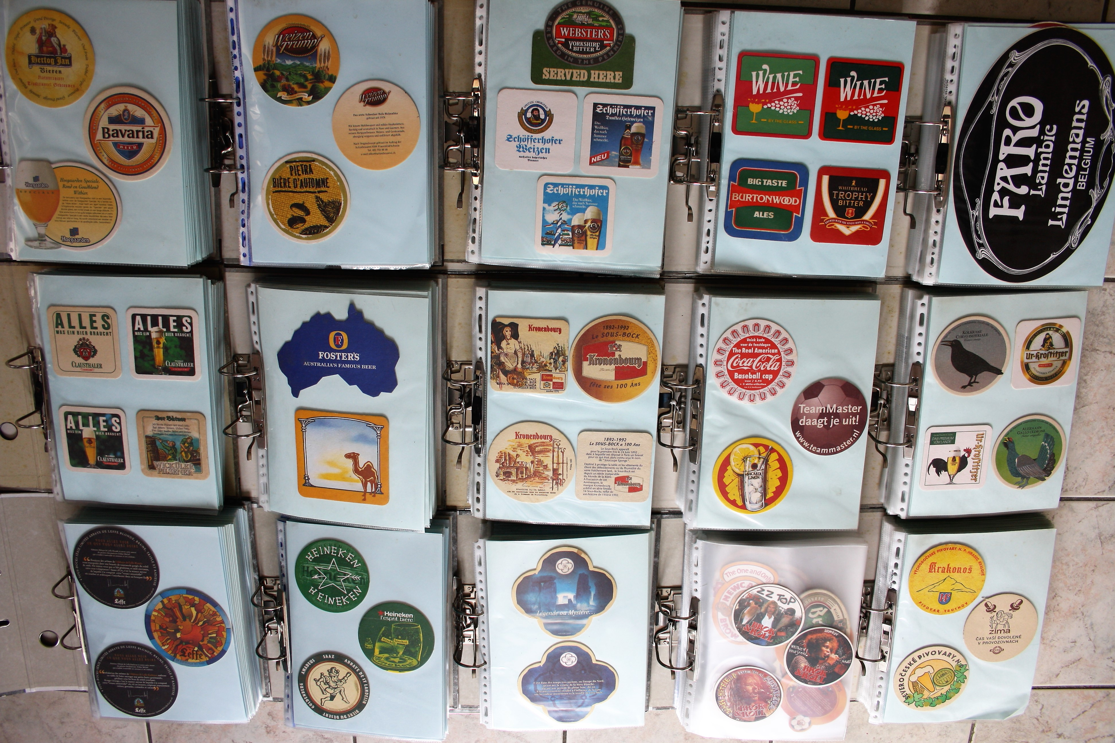 Collection Sous Bock Bière dont Modèles anciens (15 classeurs 1500 pièces ) + 1 carton déménagement 