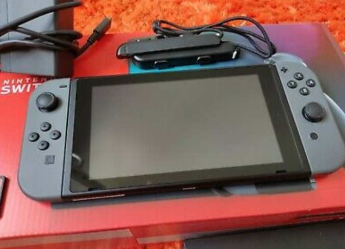 Nintendo switch + 5 jeux. Matche parfaitement quelques rayures a l'arrière  mais rien de méchant ! - Miniature 5