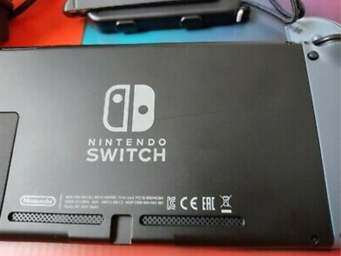 Nintendo switch + 5 jeux. Matche parfaitement quelques rayures a l'arrière  mais rien de méchant ! - Miniature 6