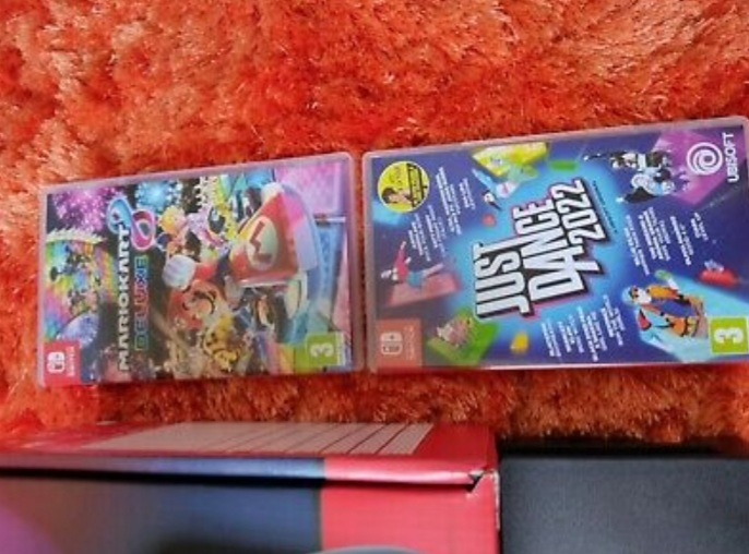 Nintendo switch + 5 jeux. Matche parfaitement quelques rayures a l'arrière  mais rien de méchant !