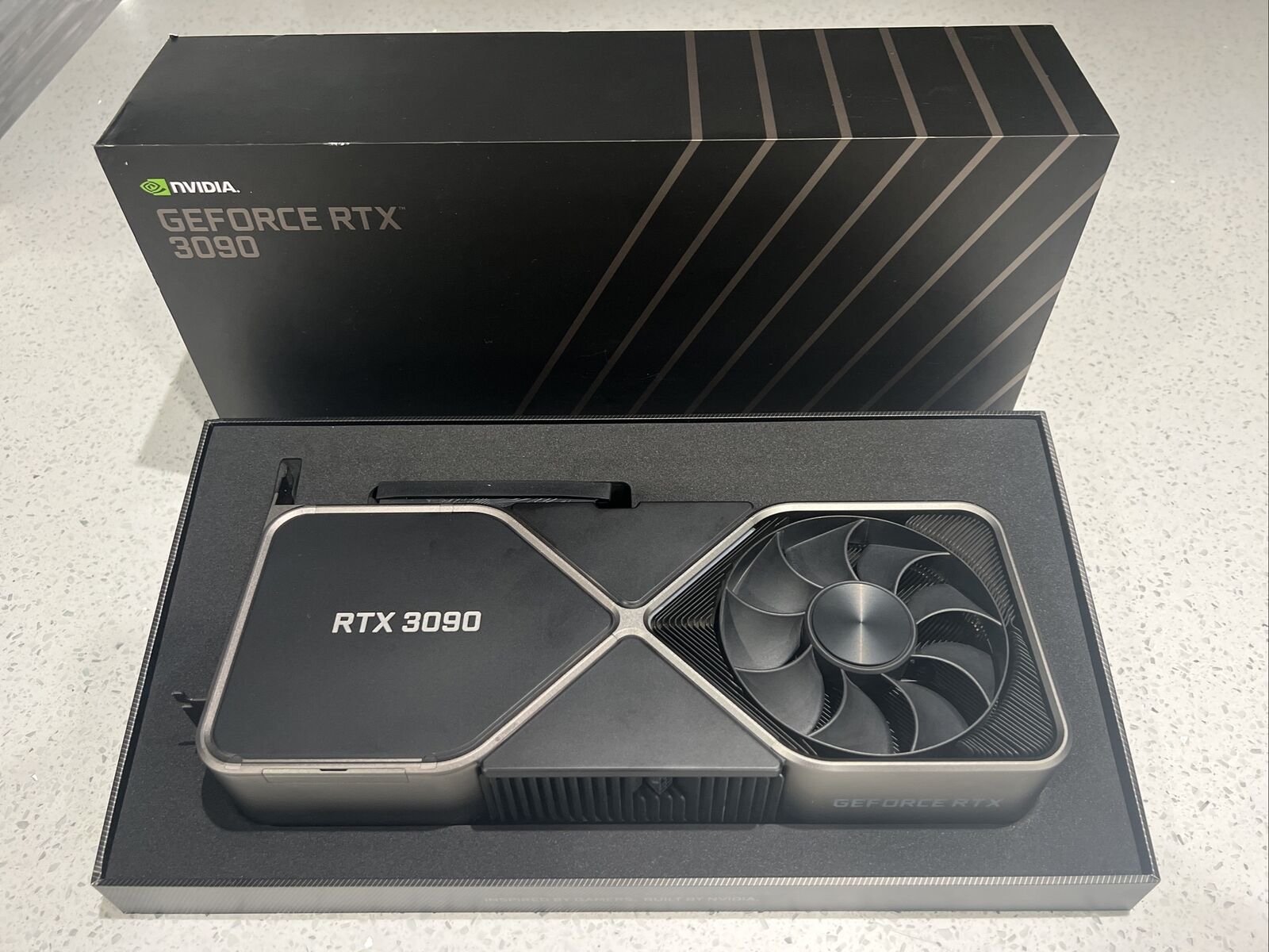 Carte graphique NVIDIA GeForce RTX 3090 Founders Edition 24 Go GDDR6 - Miniature 3