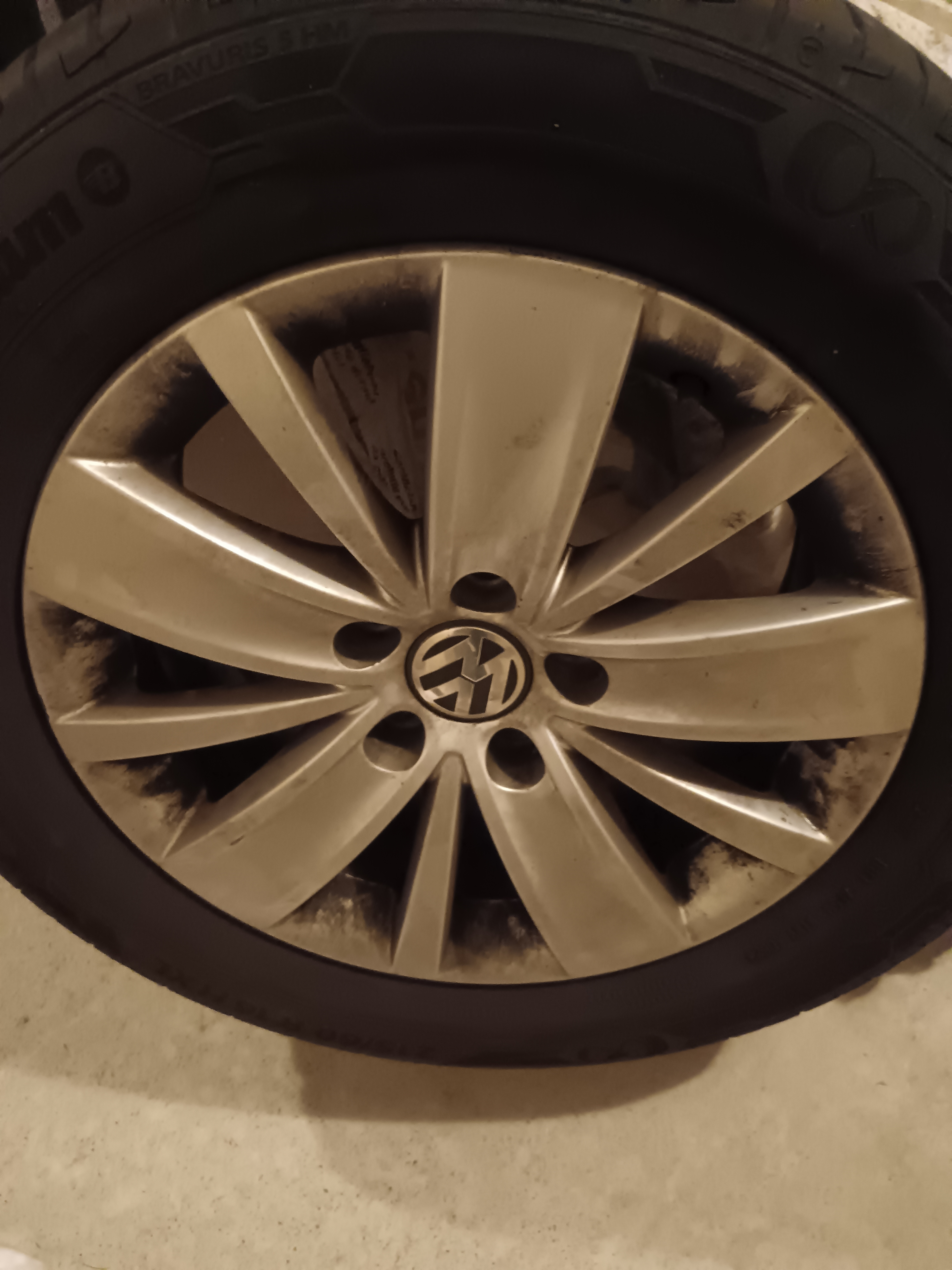 4 jantes Volkswagen 16 pouces originales avec 2 pneus d'été