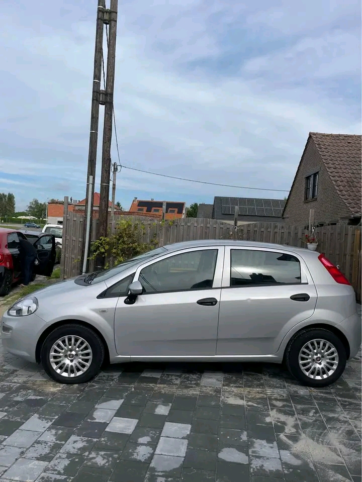 FIAT PUNTO - Miniature 2