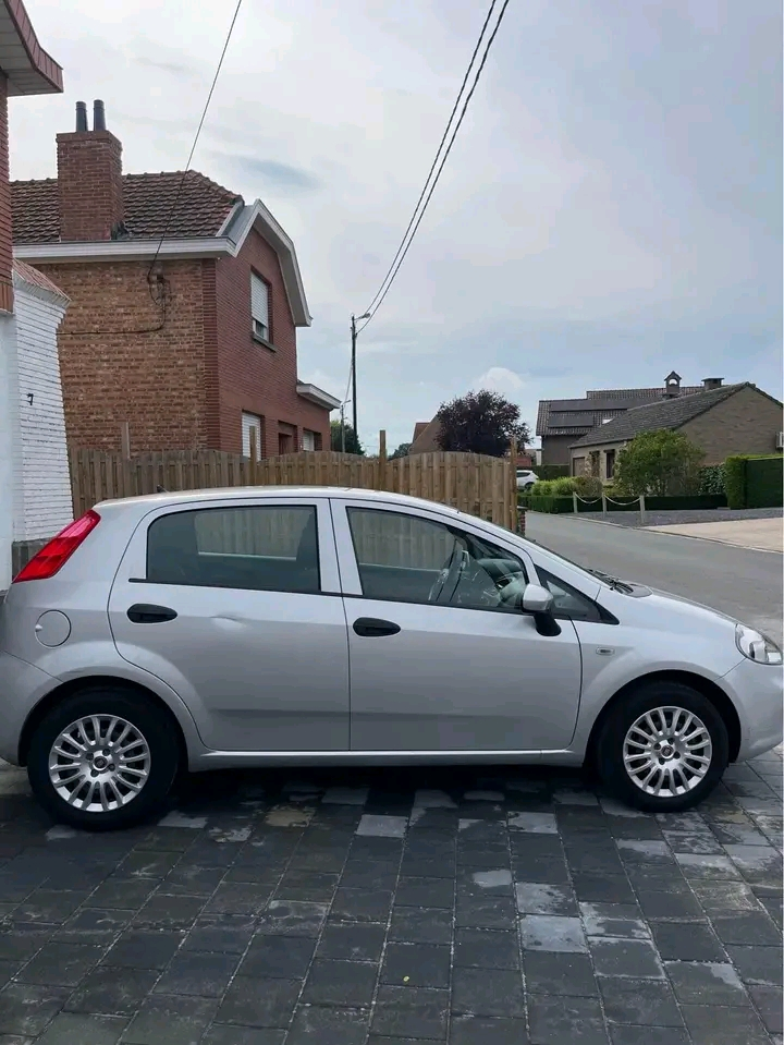 FIAT PUNTO - Miniature 3