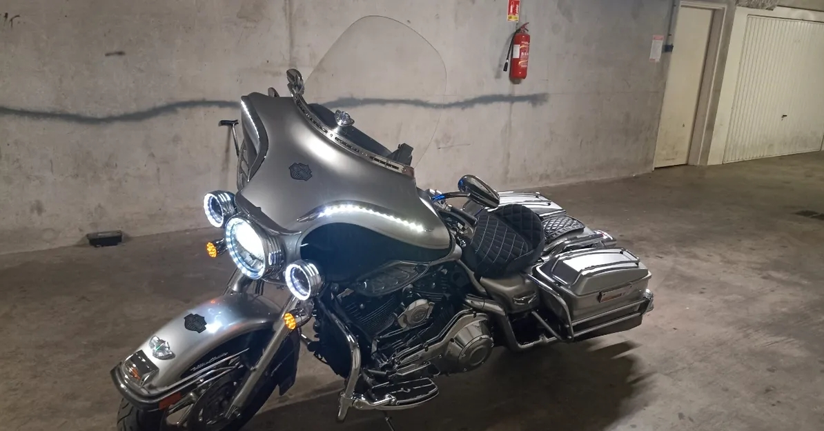 Harley Electra Glide 100e Anniversaire à Vendre - Miniature 2
