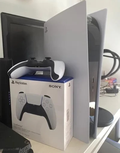 PS5 neuf avec 2 manettes et 9 jeux gratuits - Miniature 6