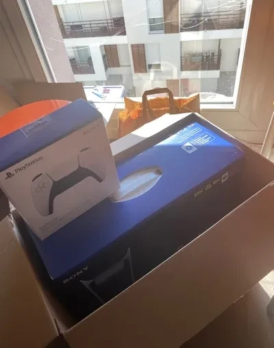 PS5 neuf avec 2 manettes et 9 jeux gratuits