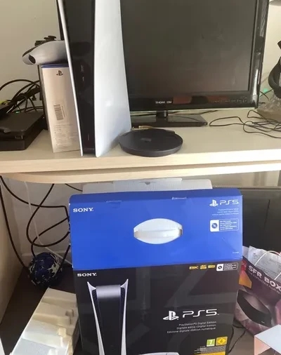 PS5 neuf avec 2 manettes et 9 jeux gratuits - Miniature 2