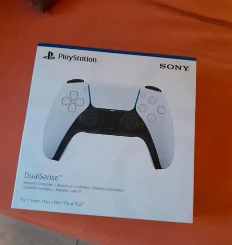 PS5 neuf avec 2 manettes et 9 jeux gratuits - Miniature 5