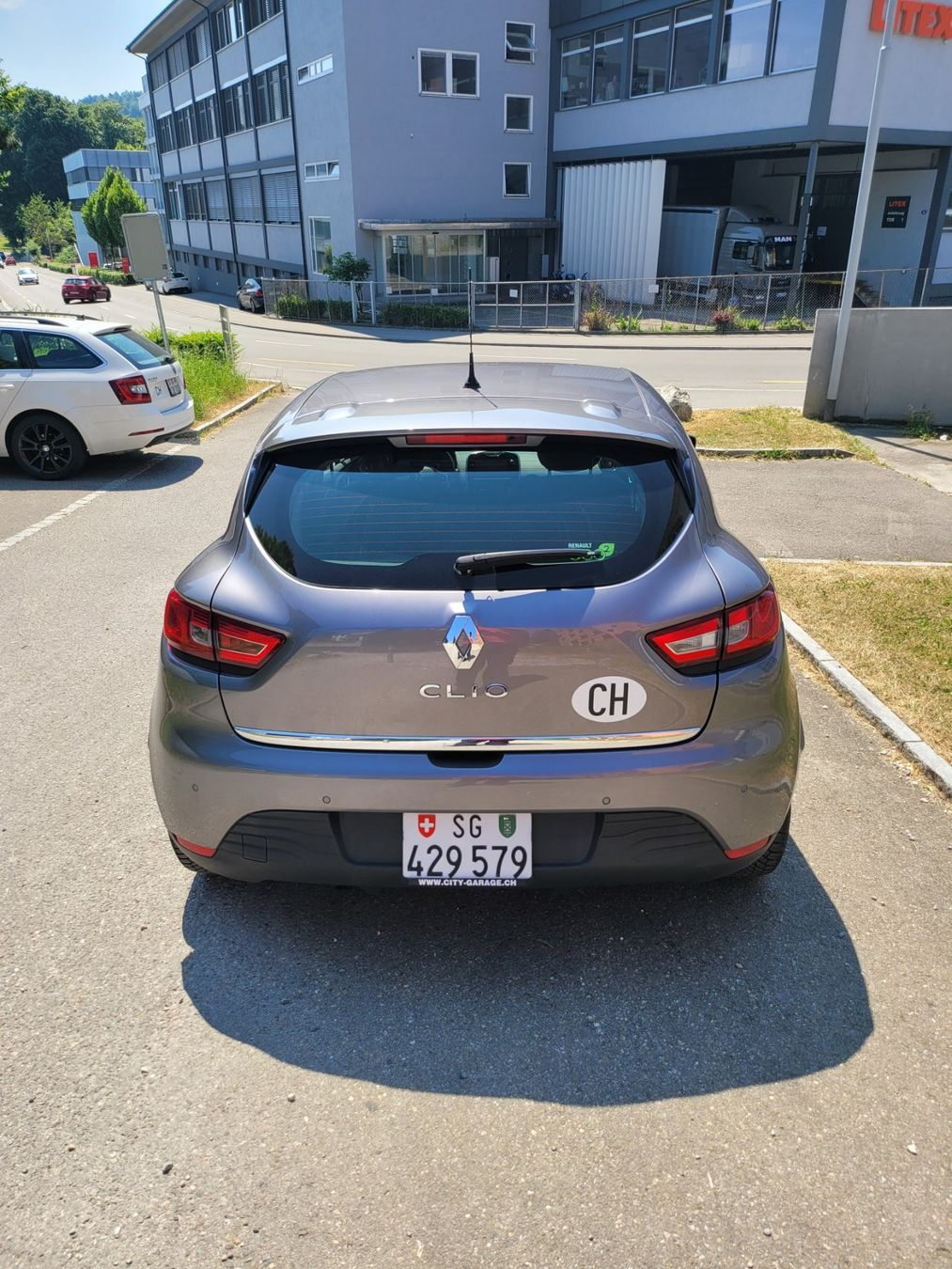 La voiture est toujours disponible à vendre