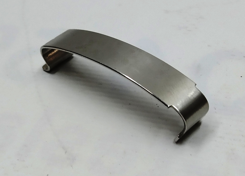 Support (clip) couvercle du radiateur central Tesla  1055169-00-A