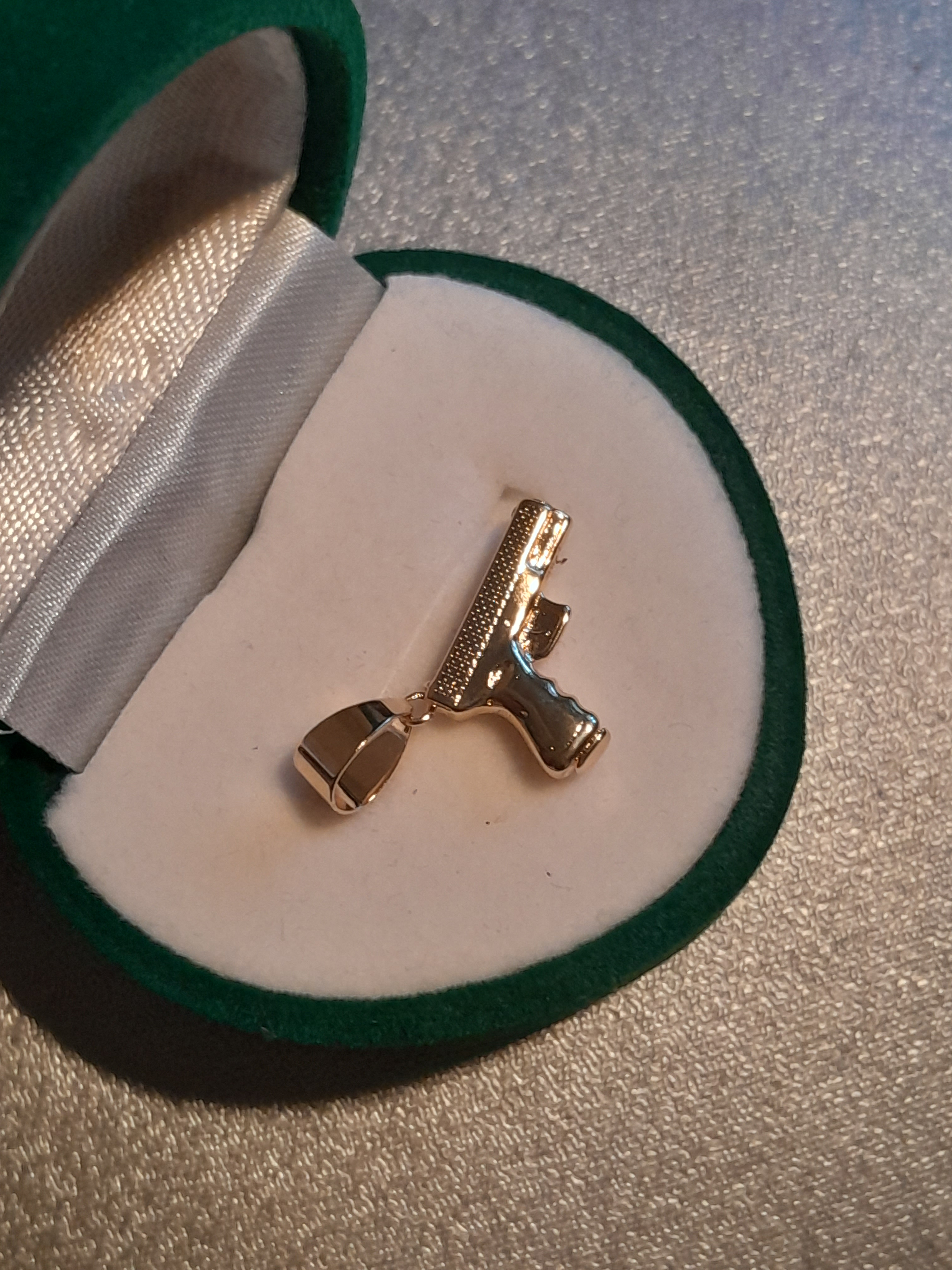 Superbe pendentif plaque or pistolet glock neuf et dans son écrin