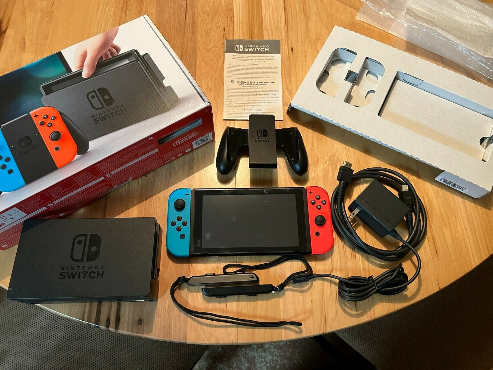 Nintendo Switch - Photo 1