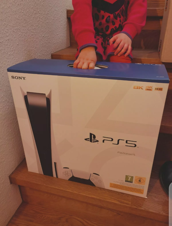 Sony PlayStation 5 PS5 Blu-Ray Standard Edition Console - Neuve