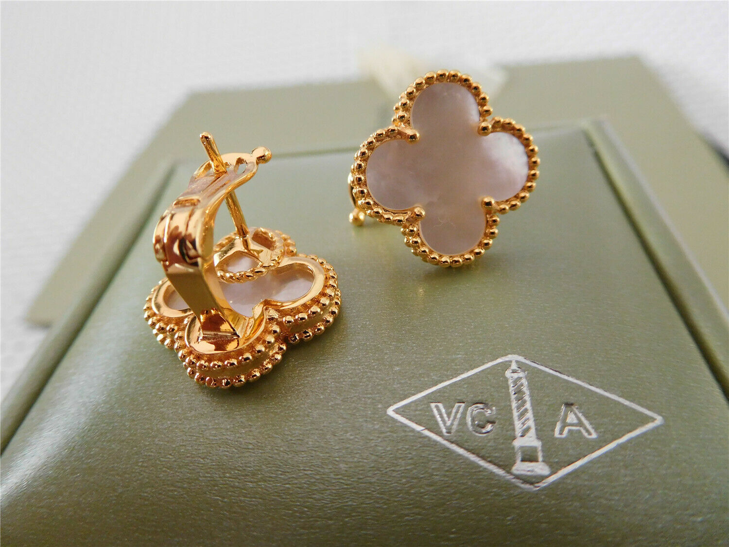 Boucles d'oreilles en or jaune .
