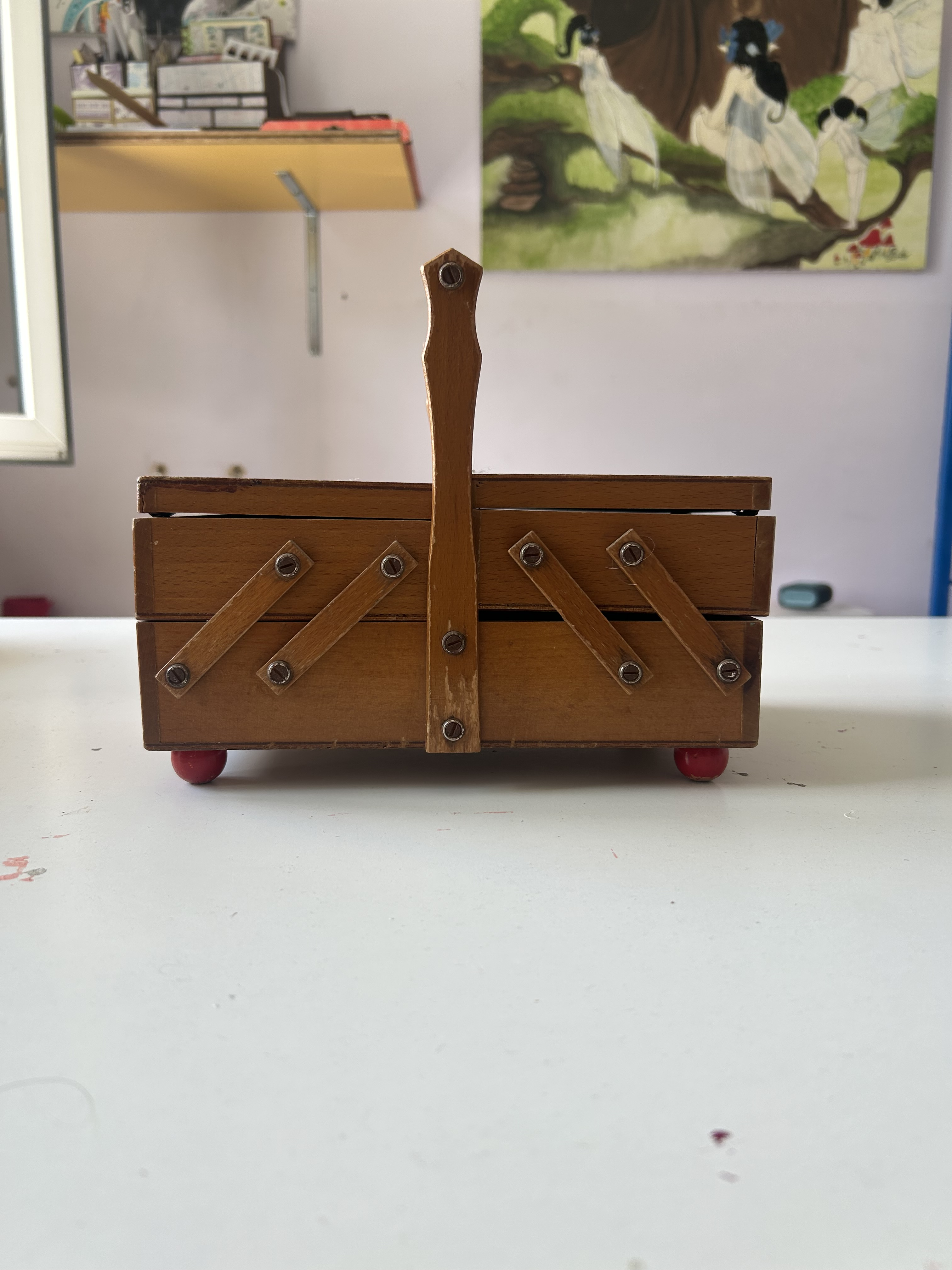 Petite travailleuse en bois