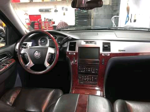 Cadillac Escalade 2011 V8 - Miniature 8