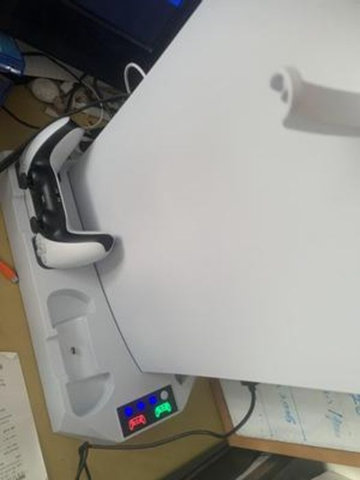 PlayStation5, deux manettes et des jeux