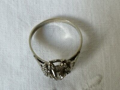 Bague en or blanc et saphirs blancs