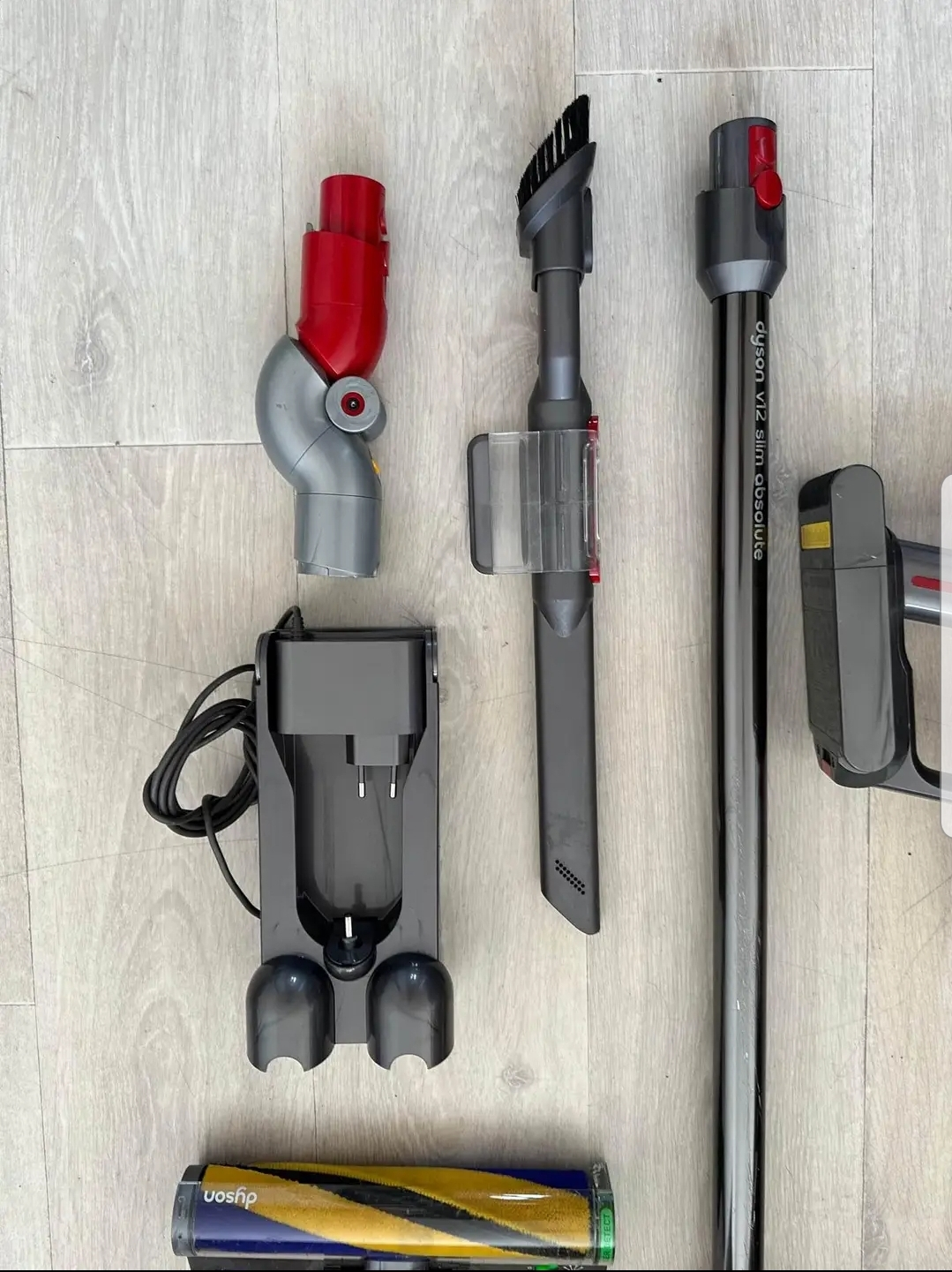 Dyson v12 absolute