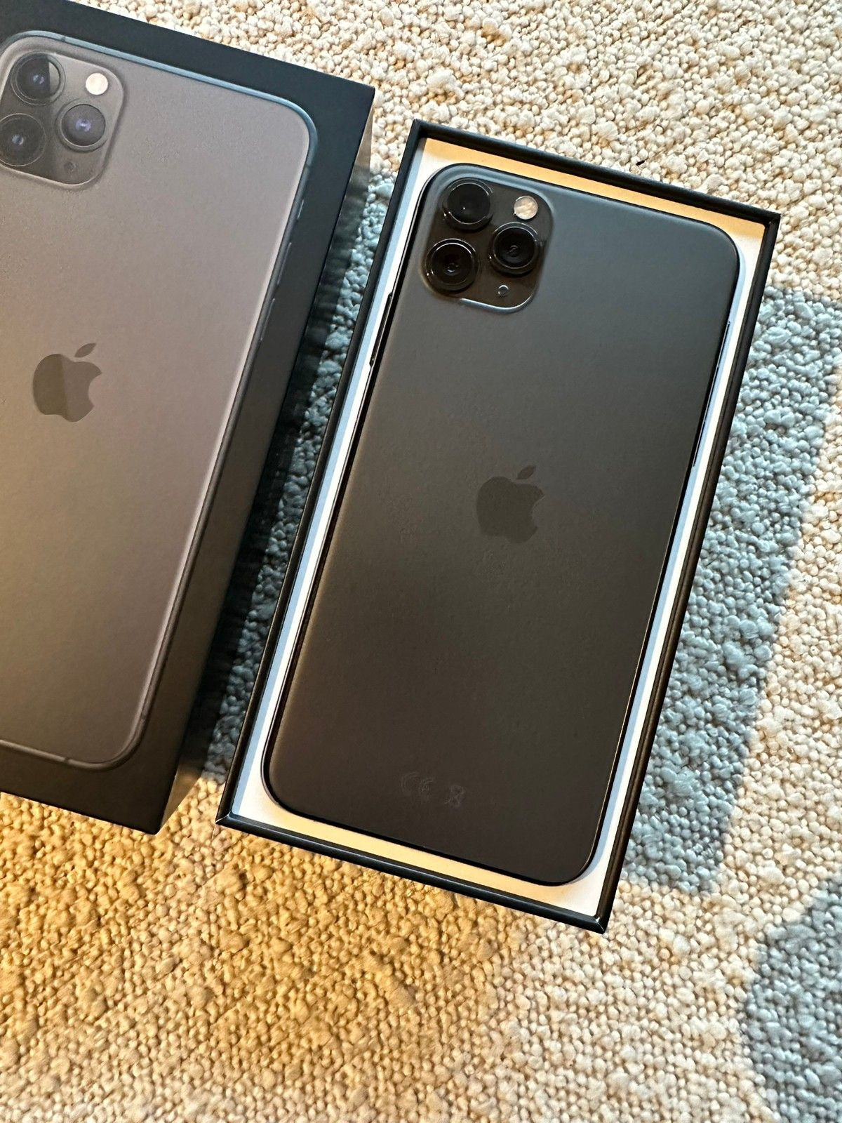 IPHONE 11 PRO MAX 256 GO AVEC TOUT SES ACCESSOIRE  + FACTURE