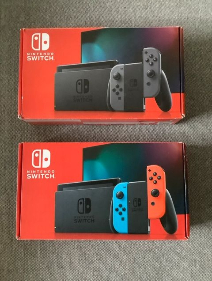 Deux Nintendo Switch de couleur différente avec leurs accessoires - Miniature 2