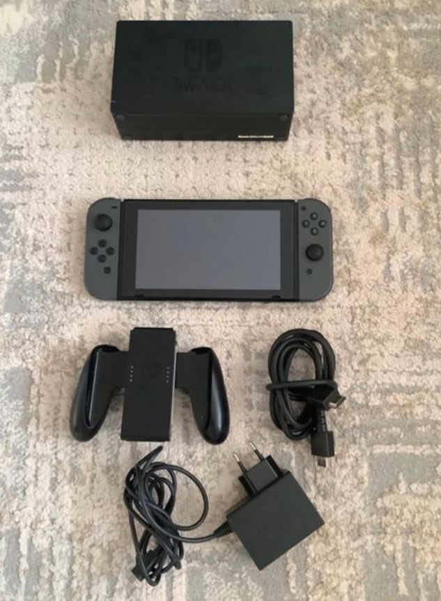 Deux Nintendo Switch de couleur différente avec leurs accessoires